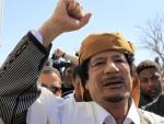 El l&iacute;der libio Muamar el Gadafi saluda a sus seguidores en Tr&iacute;poli.