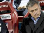 Jos&eacute; Mourinho, entrenador del Real Madrid, en el banquillo del Vicente Calder&oacute;n.