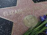Flores adornando la estrella de la actriz en el 'Paseo de la fama' de Hollywood, en California.