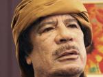 Muammar el Gadafi, posando tras una entrevista en Tr&iacute;poli con una televisi&oacute;n turca.