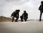 Rebeldes libios armados en una carretera cerca de Brega.