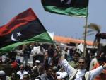 Un grupo de libios ondean banderas pre-Gadafi durante los rezos del mediod&iacute;a del viernes.