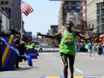 El keniata Geoffrey Mutai cruza en primer lugar la meta de la 115&ordm; edici&oacute;n del marat&oacute;n de Boston.