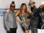 Los miembros de Black Eyed Peas posan durante los American Music Awards de 2010.