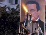 Foto de archivoque muestra a un grupo de manifestantes retirando un cartel con la imagen del expresidente egipcio Hosni Mubarak durante una protesta en Alejandr&iacute;a, Egipto.