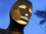 Una reproducci&oacute;n de la estatuilla de los Oscar, ante el Kodak Theatre.