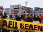 Manifestantes con carteles protestando ante la construcci&oacute;n de una nueva planta nuclear en B&eacute;lene, Bulgaria.
