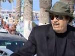 Gadafi da un paseo por Tr&iacute;poli saludando a los peatones, en una imagen de la televisi&oacute;n estatal libia.
