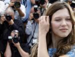 Lea Seydoux, una de las actrices que componen el reparto de la &uacute;ltima pel&iacute;cula de Woody Allen, 'Midnight in Paris', se atusa la melena mientras es cercada por los fot&oacute;grafos en Cannes.