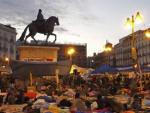Cientos de personas amanec&iacute;an este mi&eacute;rcoles en la madrile&ntilde;a Puerta del Sol.