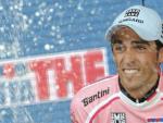 El ciclista espa&ntilde;ol Alberto Contador muestra su alegr&iacute;a en el podio al mantener el jersey rosa de l&iacute;der.