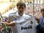 El guardameta y capit&aacute;n del Real Madrid, Iker Casillas (i), junto al alcalde de Lorca, Francisco J&oacute;dar.