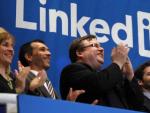 El consejero delegado de LinkedIn, Jeff Weiner, y el fundador de la red social Reid Hoffmanen, en la Bolsa de Nueva York.