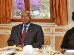 El l&iacute;der libio, Muammar al Gadafi (a la derecha), con el presidente surafricano, Jacob Zuma, el pasado 31 de mayo en Tr&iacute;poli.