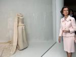 La reina Sof&iacute;a y el lehendakari vasco, Patxi L&oacute;pez, ante el vestido de novia de la reina Fabiola de B&eacute;lgica que se guarda en el museo Balenciaga de Getaria.
