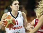 Marta Xargay, jugadora de la selecci&oacute;n femenina de baloncesto, bota el bal&oacute;n en el partido ante Letonia.