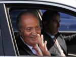 El rey Juan Carlos saluda al abandonar esta tarde la Cl&iacute;nica Planas de Barcelona.