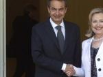 Zapatero y Hillary Clinton posan ante la prensa antes de su reuni&oacute;n en Moncloa este 2 de julio.