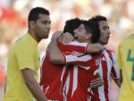 Roque Santa Cruz, delantero de Paraguay celebra con sus compa&ntilde;eros su gol ante Brasil.