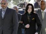 El cantante estadounidense Michael Jackson llega a un juzgado del condado de Santa Barbara, en California (EE UU), el 18 de abril de 2005.