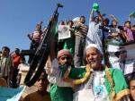 Seguidores del l&iacute;der libio Muamar al Gadafi, gritan consignas en el poblado de Assabaa, a 120 km al suroeste de Tr&iacute;poli.