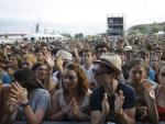 Cientos de seguidores asisten al concierto ofrecido por la cantante Russian Red en la jornada de apertura del Festival Internacional de Benic&agrave;ssim (FIB).