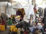 Un grupo de reci&eacute;n llegados monta un campamento de urgencia en Mogadiscio, Somalia.