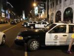Cientos de personas se montaron su particular fiesta 'rave' a las afueras del Teatro Chino de Hollywood, obligando a la Polic&iacute;a a intervenir para que se dispersaran.
