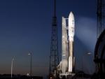 El cohete Atlas V y la nave espacial de carga Juno son vistos en la plataforma de lanzamiento, en la base de Cabo Ca&ntilde;averal, Florida (EE UU).