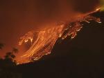 La erupci&oacute;n del Etna, como viene siendo habitual en las &uacute;ltimas ocasiones, se ha producido en un cr&aacute;ter muy activo del sureste del volc&aacute;n, extendiendo sus r&iacute;os de lava por la ladera del Valle del Bove, una zona des&eacute;rtica.