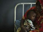Una madre con su hijo en brazos en Somalia.
