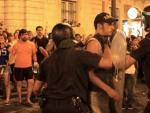 Dos polic&iacute;as empujan a un manifestante en la marcha laica 'antipapa'.