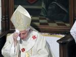 El papa Benedicto XVI se enjuga el sudor de la frente durante la concelebraci&oacute;n de la misa para seminaristas en la catedral de La Almudena.