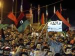 Una multitud celebra en la plaza Tahir de Tr&iacute;poli (Libia) el avance rebelde para hacerse con la capital y derrocar el r&eacute;gimen de Gadafi.