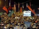 Los rebeldes libios lograron este domingo tomar el control sobre toda la ciudad de Tr&iacute;poli en un ataque sorpresa; tres hijos de Muamar al Gadafi han sido capturados, mientras que el l&iacute;der sigue en paradero desconocido. En la imagen, una multitud celebra en Bengasi (Libia) el avance de los rebeldes.