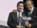 Leo Messi, jugador del Barcelona, recibe de Michel Platini, presidente de la UEFA, el premio al 'Mejor jugador en Europa'.