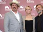 Los actores John C. Reilly, Kate Winslet y Christoph Waltz, posan durante la presentaci&oacute;n de 'Carnage', el &uacute;ltimo trabajo del director Roman Polanski.