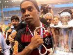 Ronaldinho, con uno de los trofeos obtenidos como jugador del Flamengo.