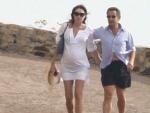 El presidente de Francia, Nicolas Sarkozy y a su esposa, Carla Bruni, pasean su embarazo por la costa francesa.