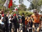 El ciclista del equipo Euskaltel-Euskadi, Igor Ant&oacute;n, primero del grupo de escapados en el Puerto de la Mu&ntilde;ecas, ante la concentraci&oacute;n en protesta por que la vuelta pasara por Euskadi.