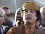 Imagen de archivo tomada el 10 de abril de 2011 que muestra al l&iacute;der libio Muamar el Gadafi visitando el campamento militar de Bab Al Azizia, en Tr&iacute;poli, Libia.