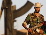 Un rebelde monta guardia cerca de la localidad libia de Bani Walid.