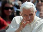 El Papa Benedicto XVI saludando a los fieles congregados en la plaza de San Pedro del Vaticano durante una audiencia.