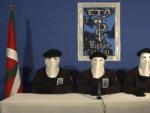 Imagen del vídeo difundido el 10 de enero de 2011 en el que ETA anuncia un alto el fuego "permanente, general y verificable", aunque no contempla la entrega de las armas.