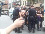 Un grupo de polic&iacute;as de Nueva York detiene a varios manifestantes del movimiento 'Occupy Wall Street'.