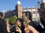 Activistas antitaurinos brindan en las inmediaciones de La Monumental de Barcelona, para celebrar as&iacute; el fin de los toros en Catalu&ntilde;a.