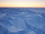 El sol se pone sobre el mar helado del &Aacute;rtico, cerca de la estaci&oacute;n polar Prudhoe Bay, en Alaska.