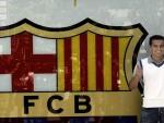 Pedro Rodr&iacute;guez, junto al escudo del Barcelona.
