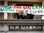 Imagen de un integrante del grupo de manifestantes del 15-O ocuparon el Hotel Madrid, en la calle Carretas de la capital de Espa&ntilde;a.