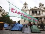 Manifestantes acampan frente a la catedral de San Pablo en Londres, un d&iacute;a despu&eacute;s de la marcha global del 15-O.